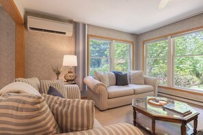 Televisor intel·ligent, futbolí i taula de tennis de taula 