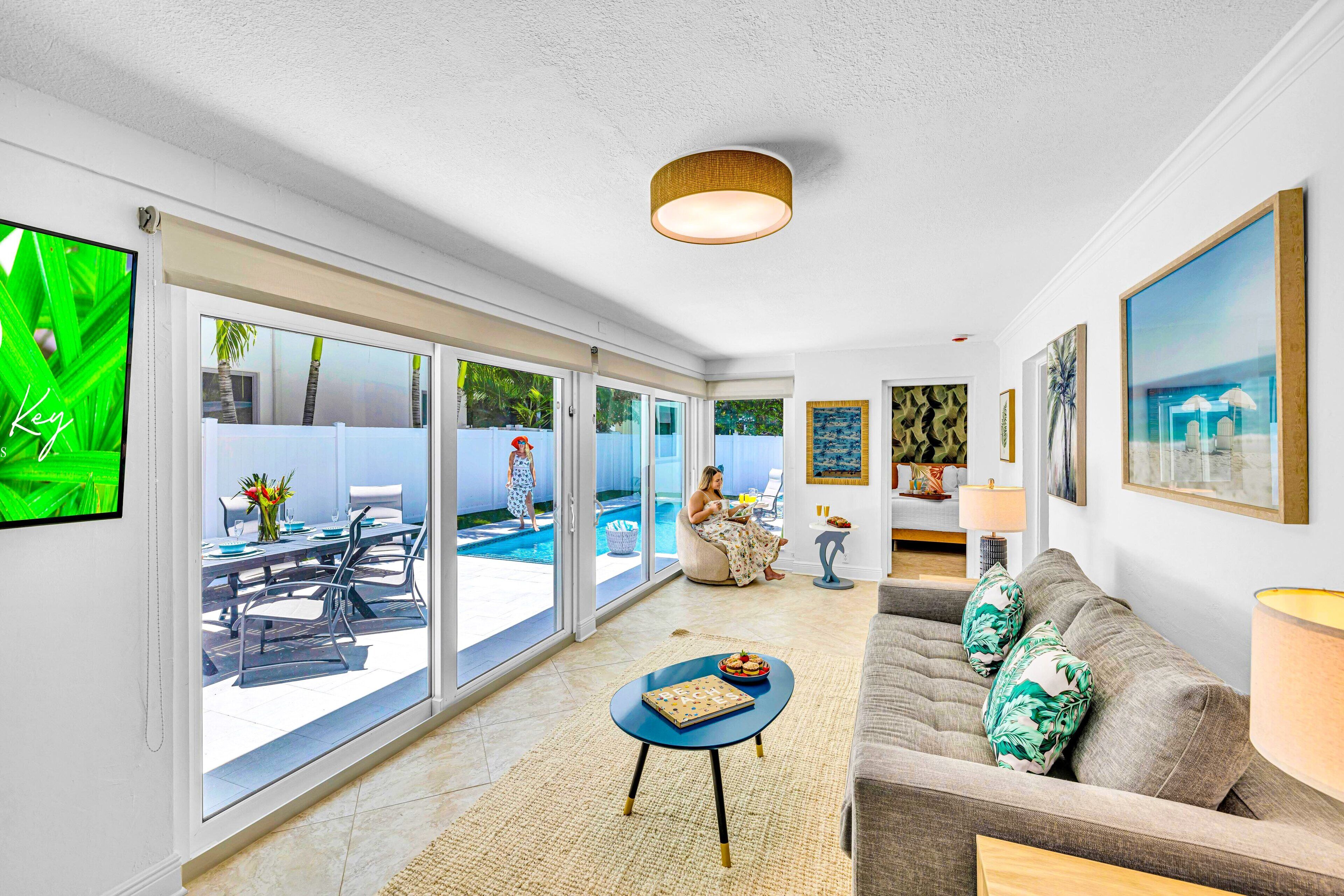 スマートテレビ、テーブルサッカー台、書庫、ステレオ