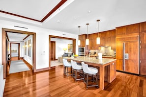 Condo (3 Bedrooms) | Private kitchen | Microwave, oven, coffee/tea maker, electric kettle
