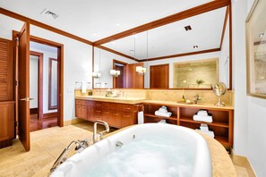 コンドミニアム (3 Bedrooms) | バスルーム | シャワー、デザイナーバスアメニティ