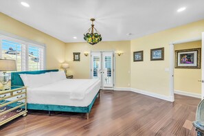 6 bedrooms, desk, iron/ironing board, free WiFi