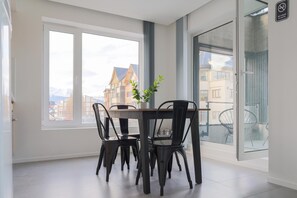 Dining - Main Street One-Bedroom Apartment with Balcony, Sea and city view (Ushuaia - Tierra del Fuego)