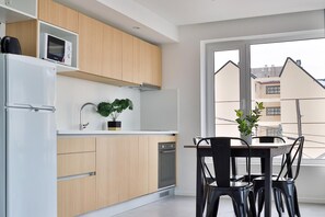 Fridge, microwave, oven, coffee/tea maker - Main Street One-Bedroom Apartment with Balcony, Sea and city view (Ushuaia - Tierra del Fuego)