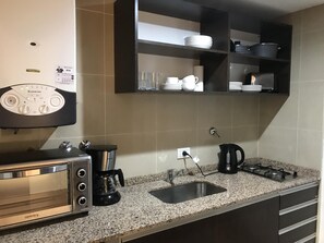 Kühlschrank, Mikrowelle, Wasserkocher mit Kaffee-/Teezubehör, Toaster