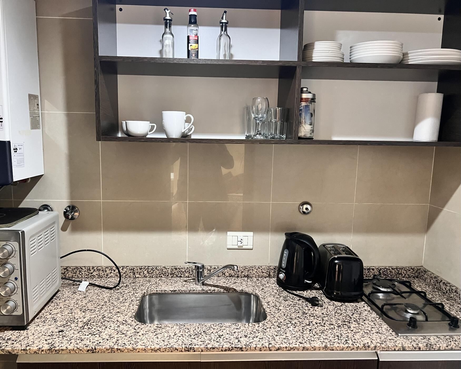 Kühlschrank, Mikrowelle, Wasserkocher mit Kaffee-/Teezubehör, Toaster
