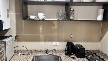 Kühlschrank, Mikrowelle, Wasserkocher mit Kaffee-/Teezubehör, Toaster