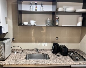 Frigorifero, microonde, macchina per tè/caffè, tostapane