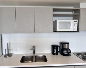 Kylskåp, mikrovågsugn, ugn och kaffe- och tebryggare