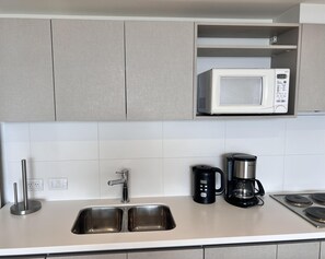 Kühlschrank, Mikrowelle, Ofen, Wasserkocher mit Kaffee-/Teezubehör