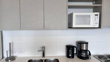 Fridge, microwave, oven, coffee/tea maker