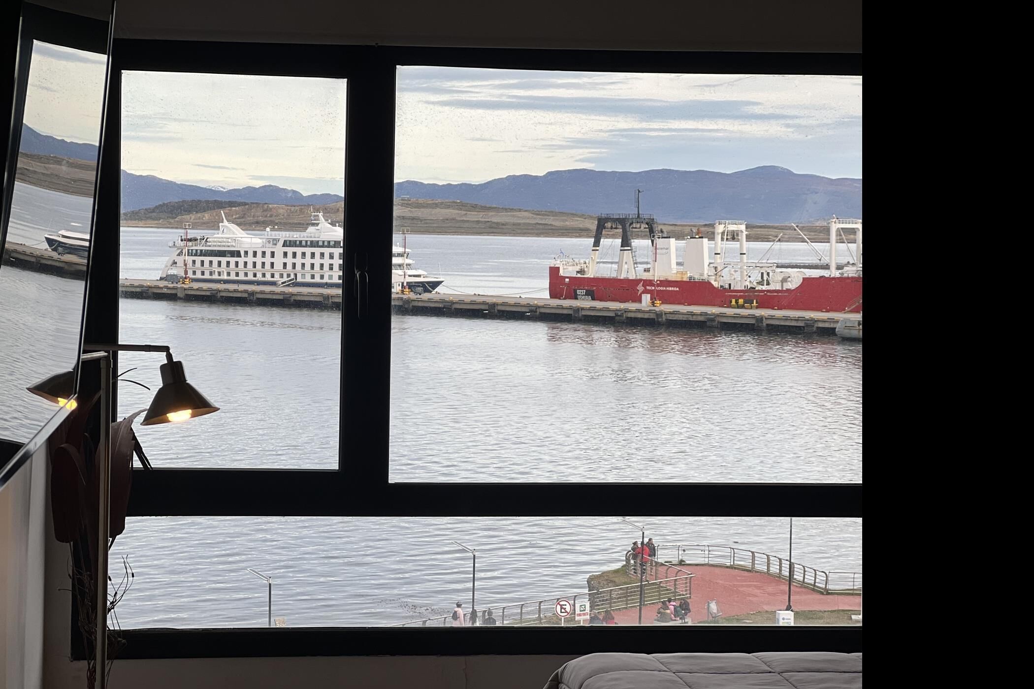 Een strijkplank/strijkijzer, internet, beddengoed