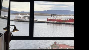 Een strijkplank/strijkijzer, internet, beddengoed