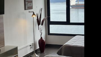 Tabla de planchar con plancha, acceso a internet y ropa de cama