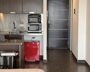 Kühlschrank, Mikrowelle, Ofen, Wasserkocher mit Kaffee-/Teezubehör