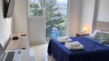 Fer et planche Ă repasser, accĂšs Internet, draps fournis