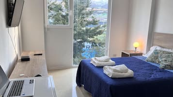 Tabla de planchar con plancha, internet y ropa de cama