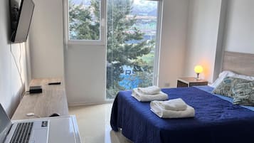 Fer et planche Ă repasser, accĂšs Internet, draps fournis