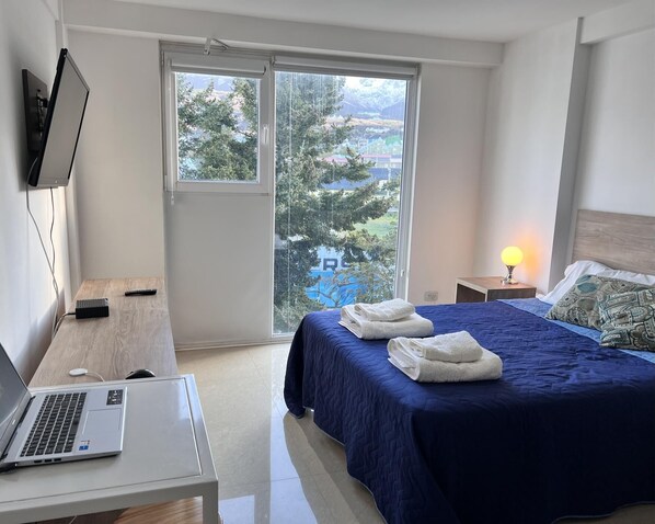Tabla de planchar con plancha, acceso a internet y ropa de cama 