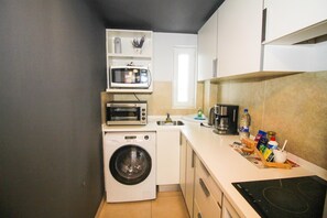 Fridge, microwave, oven, coffee/tea maker