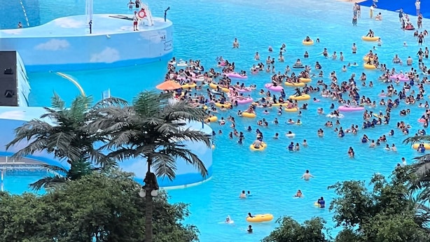 Ein großer, überdachter Wasserpark mit mehreren Pools und Rutschen.