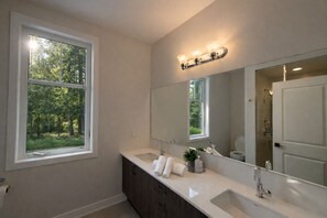 Haartrockner, Handtücher, Seife, Shampoo