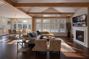 Smart TV, chimenea, futbolito y libros 