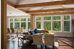 Smart TV, chimenea, futbolito y libros 
