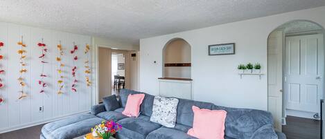 スマートテレビ、テーブルサッカー台、卓球台、書庫