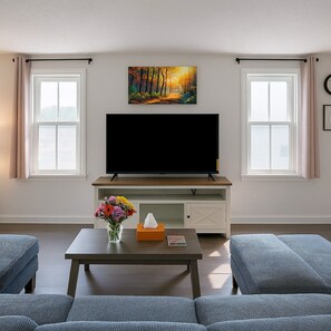 Smart TV, foosball, table tennis, books - Cozy 3-Bedroom in Philly Suburbs Paoli (Paoli)