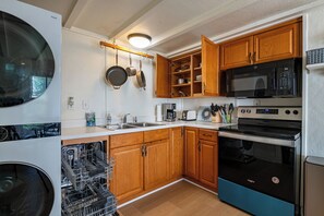 Réfrigérateur, four à micro-ondes, un four, surface de cuisson