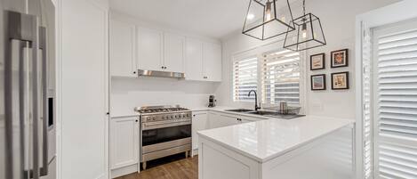 Micro-ondes, four, plaque de cuisson, lave-vaisselle