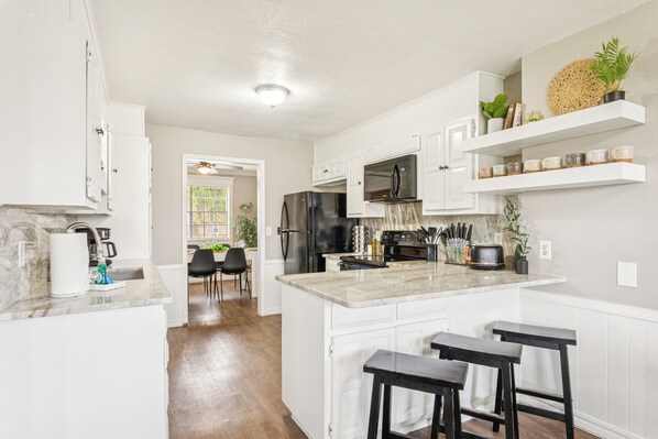 Jääkaappi, mikroaaltouuni, uuni, liesi