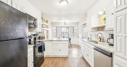 The Full House—10 beds~Near Rose District~Shuffleboard~Poker Room~Game Room