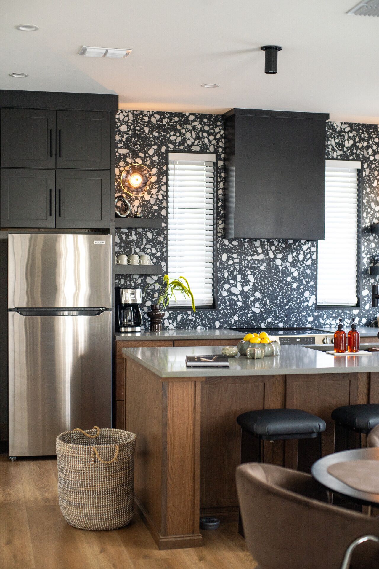 Réfrigérateur, micro-ondes, four, plaque de cuisson