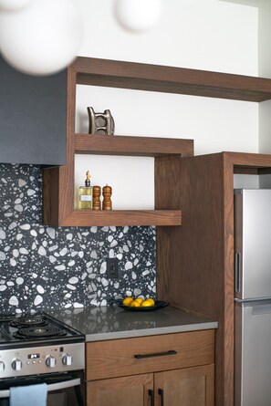 Réfrigérateur, micro-ondes, four, plaque de cuisson