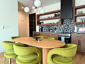 Frigorifero, microonde, forno, piano cottura