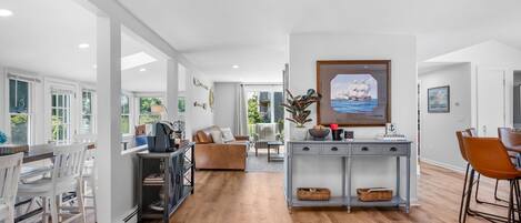 Un amplio espacio abierto con cocina, comedor y zona de estar.