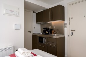 Kylskåp, mikrovågsugn, diskmaskin och kaffe- och tebryggare