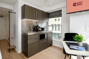 Réfrigérateur, micro-ondes, lave-vaisselle, cafetière/bouilloire