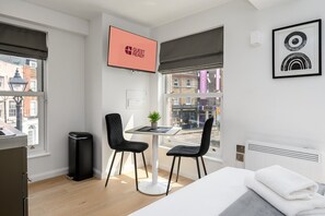 1 habitación, tabla de planchar con plancha, internet y ropa de cama 