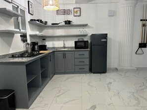 Kühlschrank, Mikrowelle, Herdplatte, Wasserkocher mit Kaffee-/Teezubehör
