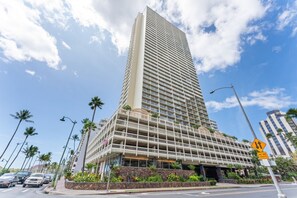 Exterior - Charming condo in lovely Honolulu with AC (Honolulu)