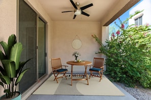 Outdoor dining - Charming 2-bedroom townhome near ASU in Tempe  with AC, garage, and a pool! (Tempe)