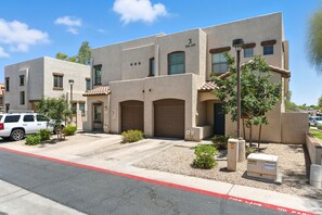 Exterior - Charming 2-bedroom townhome near ASU in Tempe  with AC, garage, and a pool! (Tempe)