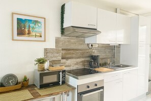 Réfrigérateur, micro-ondes, four, plaque de cuisson