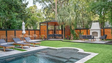 Kolam renang outdoor dan sebuah kolam renang air hangat