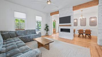 Smart TV, perapian, dan buku