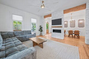 Smart TV, fireplace, books - Bespoke Eco Retreat! Resort Pool & Spa + Guest House. Central Historic District! (St. Augustine)