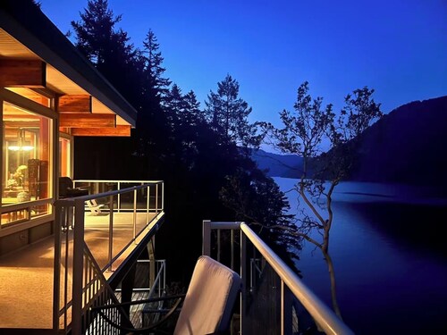 Malahat unique waterfront three bedrooms villa