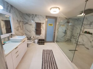 Een douche, een bidet, handdoeken, zeep